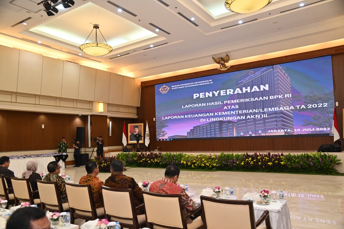 Suasana Penyerahan Laporan Hasil Pemeriksaan BPK RI atas Laporan Keuangan Kementerian/Lembaga Tahun Anggaran 2022 yang dihelat di Gedung BPK RI, Jakarta pada Senin (10/7).